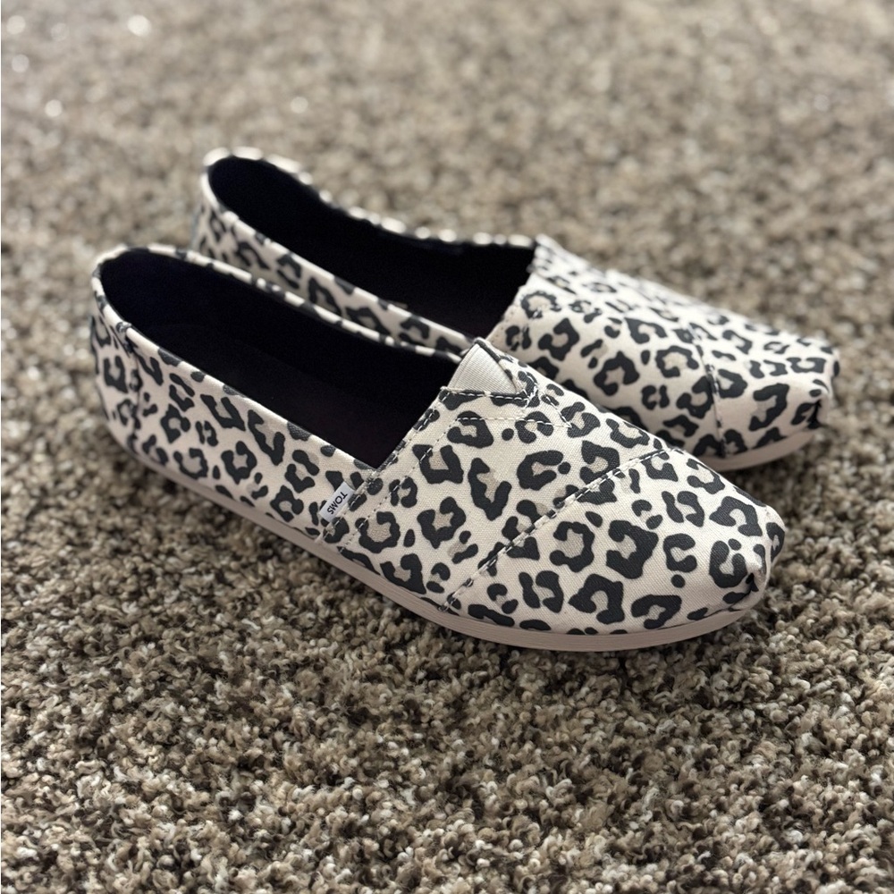 Toms Women's Slip-On Leopard Print Canvas Flats - Black & White